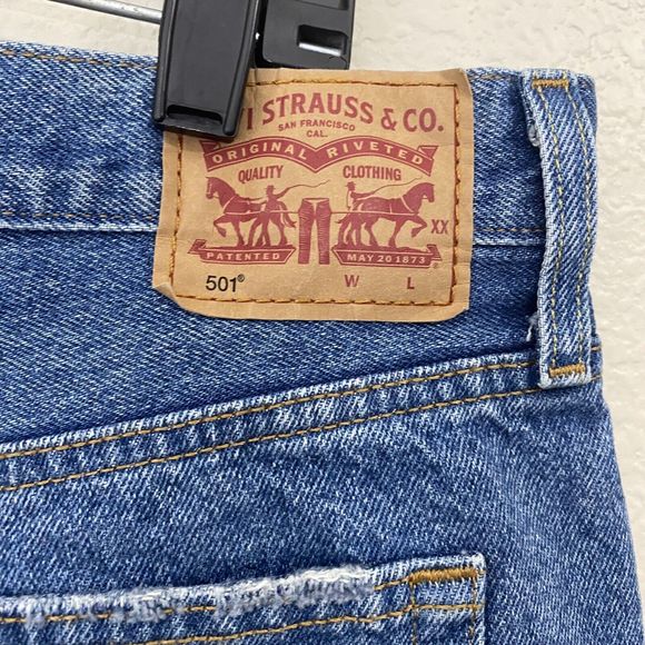 Levis 501 Shorts Women Size 32 High Rise Button Fly Medium Ripped Denim - Picture 7 of 10